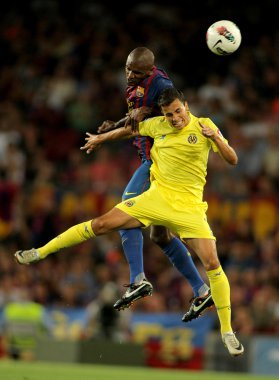 Nilmar (R ile Abidal(L) VIES)