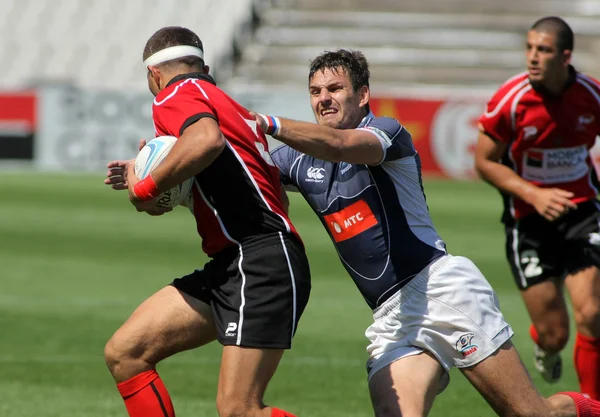 Adrian Baltag(L) of Moldavia is tackled by Nikolay Goroshilov(R) of Russia — Stock Photo, Image