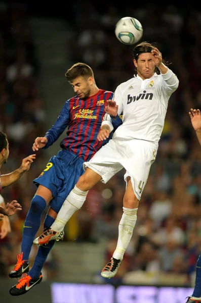 Gerard Pique (L) do FC Barcelona vies com Sergio Ramos (R ) — Fotografia de Stock