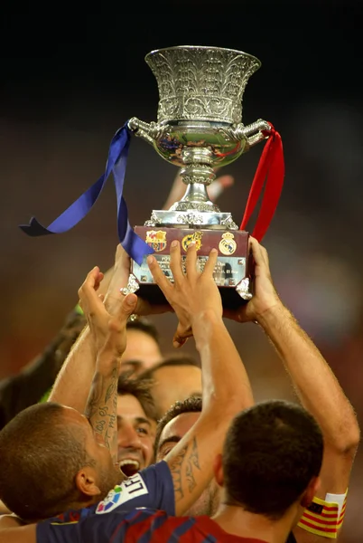 FC Βαρκελώνη παίκτες που κρατά ψηλά το τρόπαιο supercup — Φωτογραφία Αρχείου