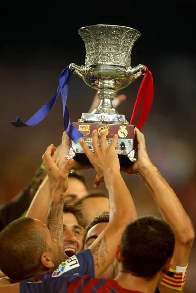 Giocatori del Barcellona FC reggono il trofeo Supercup — Foto Stock