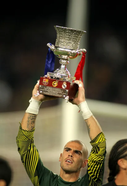 Victor Valdes of FC Barcelona holds Supercup trophy — Stock Photo, Image