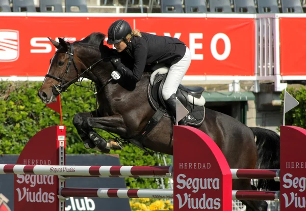 Laura Renwick in action rides horse Beluga Li — Stock Photo, Image