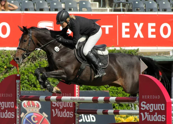 Laura Renwick in action rides horse Beluga Li — Stock Photo, Image