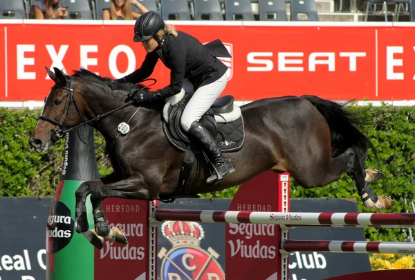 Laura Renwick in action rides horse Beluga Li — Stock Photo, Image