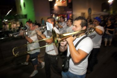 trompetçi yerel folklorik müzik grubu