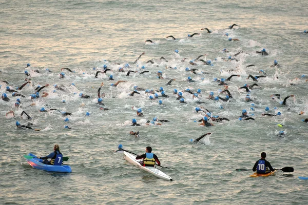 Triathlètes au départ de Barcelone — Photo