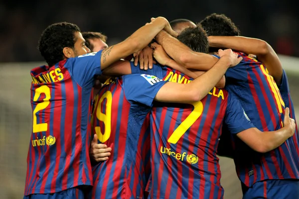 Grupo de jogadores do FC Barcelona comemorando gol — Fotografia de Stock