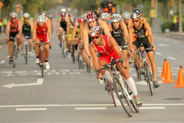 triathletes barcelona garmin triatlon olayda bisiklet üzerinde