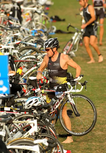 Triatleta na zona de transição — Fotografia de Stock