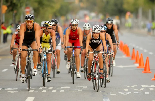Triathleten op fiets evenement — Stockfoto