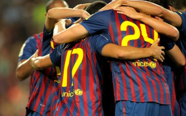 fc barcelona oyuncuları gol kutluyor grubu