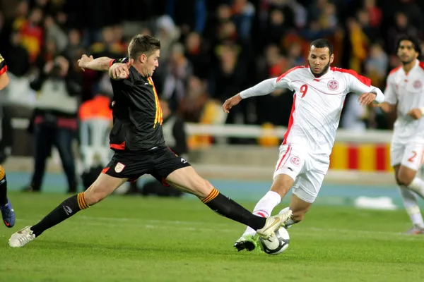 Jogador tunisiano Yassine Chikhaoui (R) vies com Andreu Fontas (L) da Catalunha — Fotografia de Stock