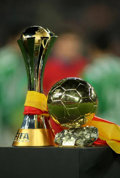 Fc 巴塞罗那赢得的国际足联俱乐部世界杯 thropy 和里奥 • 梅西赢得金球奖 — 图库照片