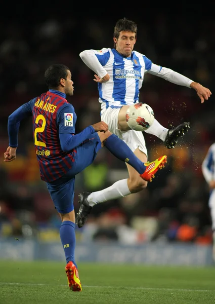 Mikel Aramburu (R) do Real Sociedad vies com Dani Alves (L) do FC Barcelona — Fotografia de Stock