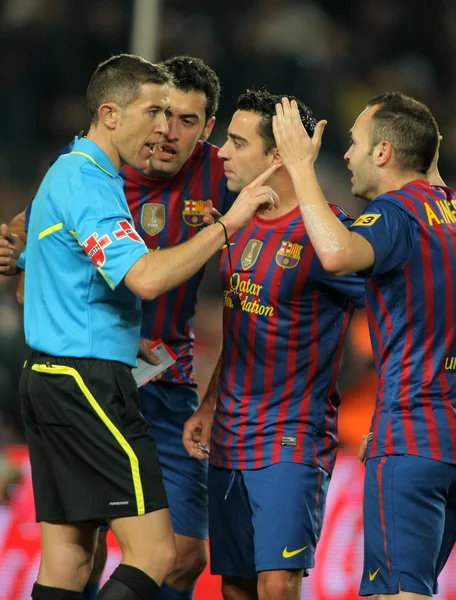 FC Barcelona players discussed with the referee Iglesias Villanueva — Stock Photo, Image