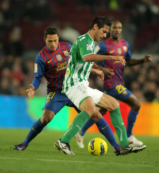 Salva Sevilla(R) of Real Betis vies with Sergio Busquets(L) of FC Barcelona — Stock Photo, Image