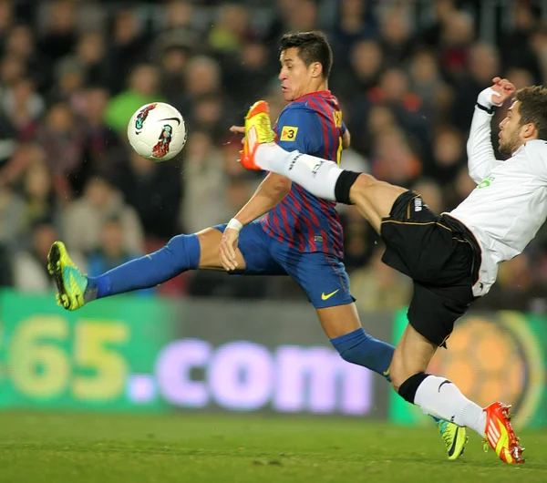 Alexis Sanchez(L) van Fc Barcelona vies met Jordi Alba — Stockfoto