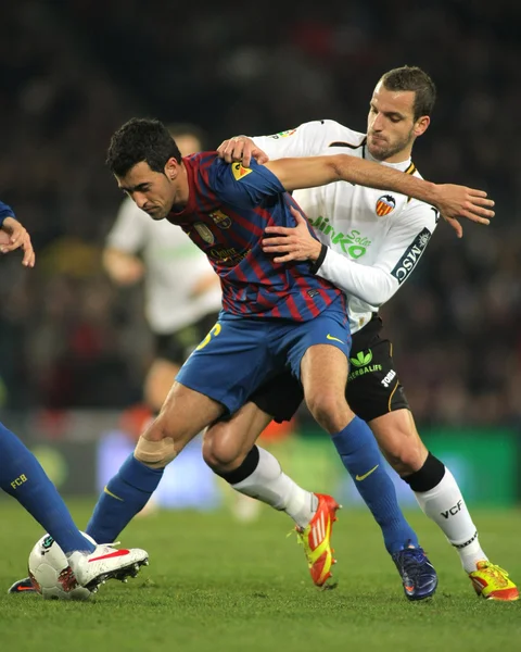 Sergio Busquets (L) del FC Barcelona gareggia con Roberto Soldado (R) del Valencia CF — Foto Stock