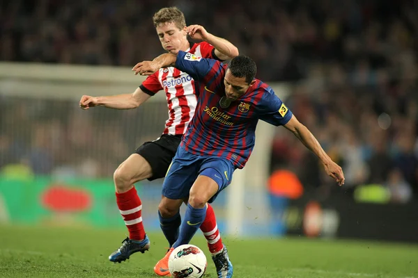 Iker Muniain(L) of Athletic Bilbao vies with Adriano Correia(R) of Barcelona — Stock Photo, Image