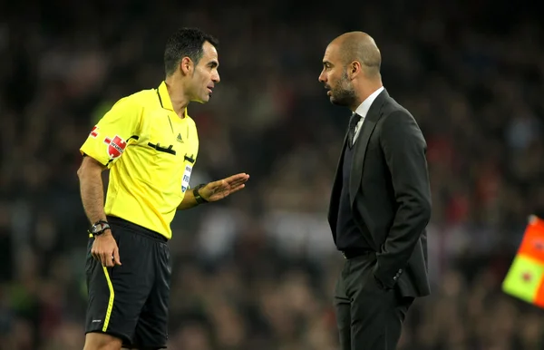 L'arbitre Velasco Carballo s'entretient avec l'entraîneur du FC Barcelone Pep Guardiola — Photo