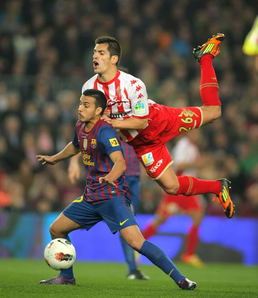 Fc バルセロナの Pedro Rodriguez(L) スポーツ ・ デ ・ ヒホンの Pedro Orfila(R) と競う — ストック写真