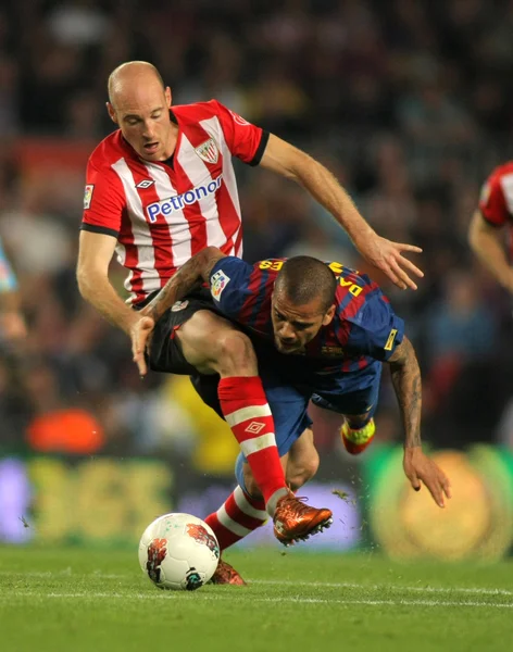 バルセロナの Dani Alves(R) と竸うアスレティック ビルバオの Gaizka Toquero(L) — ストック写真