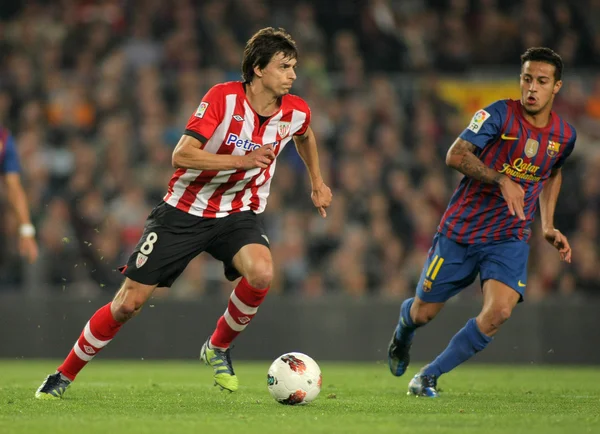 Ander Iturraspe(L) of Athletic Bilbao vies with Thiago Alcantara(R) — Stock Photo, Image