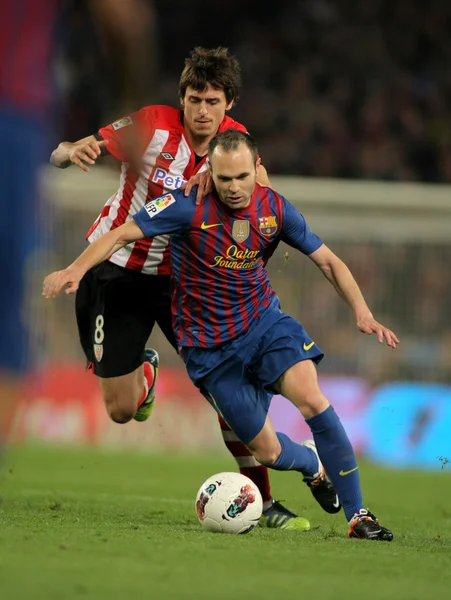 Ander Iturraspe (L) de Athletic Bilbao rivalise avec Andres Iniesta (R) de Barcelone — Photo