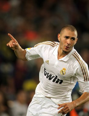 Karim benzema real Madrid'in gol kutluyor