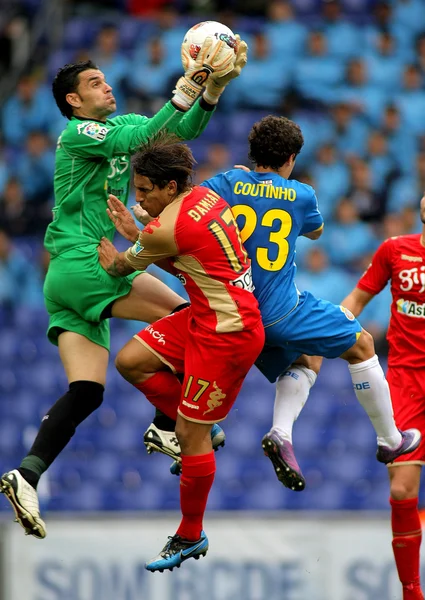 Juan Pablo Colinas (C) of Gijon estää pallon — kuvapankkivalokuva