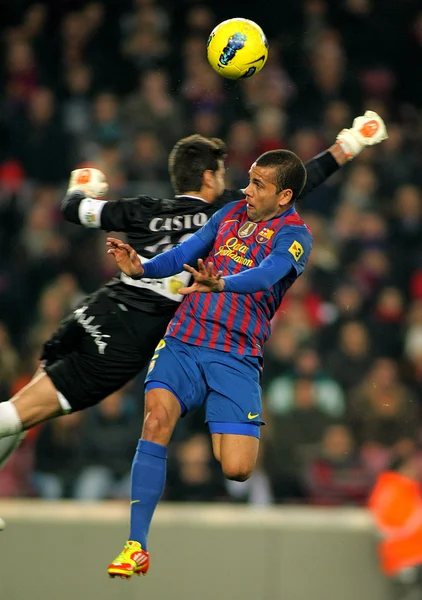 Dani Alves del FC Barcelona spara calcio libero — Foto Stock