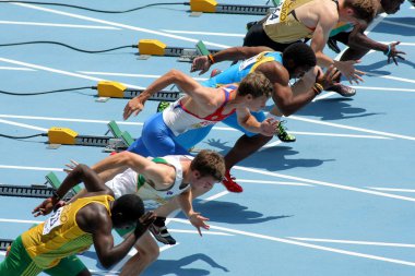 Yarışmacılar start 110m Erkekler Engelli