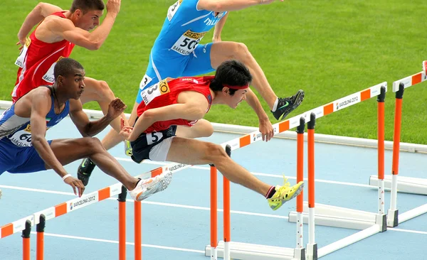 Shunya Takayama (R) do Japão durante 110m homens obstáculos evento — Fotografia de Stock