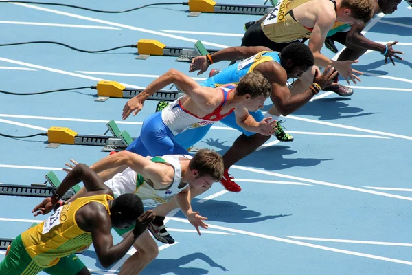 Competidores em início de 110m homens obstáculos — Fotografia de Stock