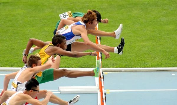 Konkurrenter på 110 meter forhindringer - Stock-foto