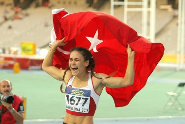 Türkiye'nin nimet karakuş gümüş madalya 100 m olay kutluyor