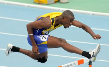 400m engelli koşu sırasında tramaine maloney, barbados