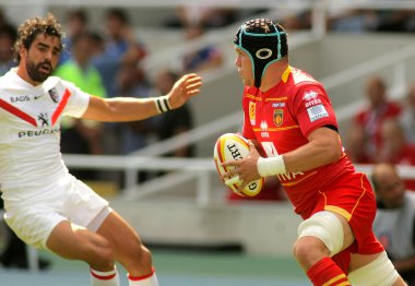 Usap Perpignan Luke Narraway(R) sürücü topu