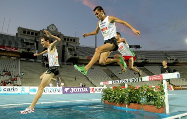 Alex Genest Canada(L) ve İspanya Jimenez Pentinel(R) 3000m engelli yarış olay eylem