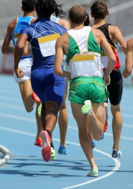 yolda çalışan sporcular