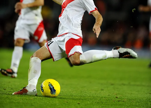 Joueur de football jambes en action — Photo