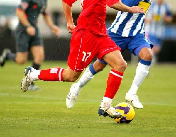 Joueur de football jambes en action — Photo