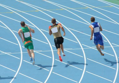 yolda çalışan sporcular