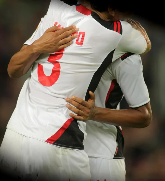 Piłkarze przytulanie — Zdjęcie stockowe