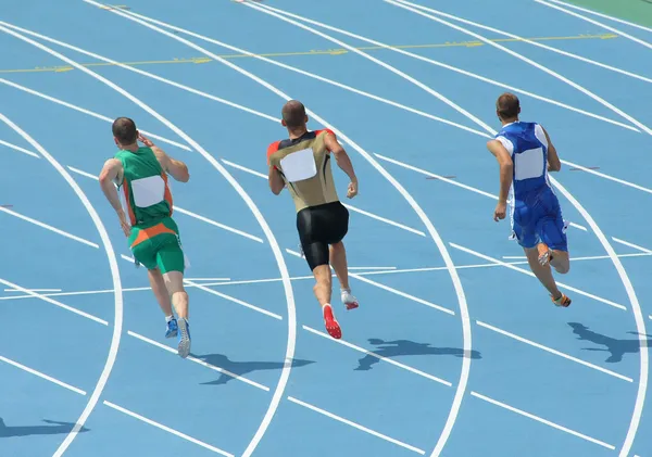 yolda çalışan sporcular