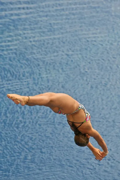 Nuotatore lanciato in acqua — Foto Stock