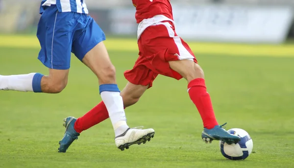 Zwei Fußballer wetteifern — Stockfoto