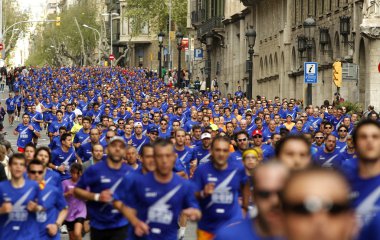 Barselona ve çalışan sporcular kalabalık Caddesi