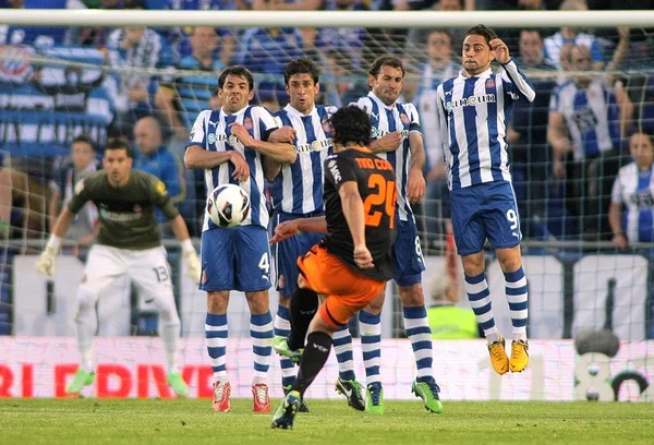 RCD Espanyol players on the wall of the free kick — Stock Photo, Image